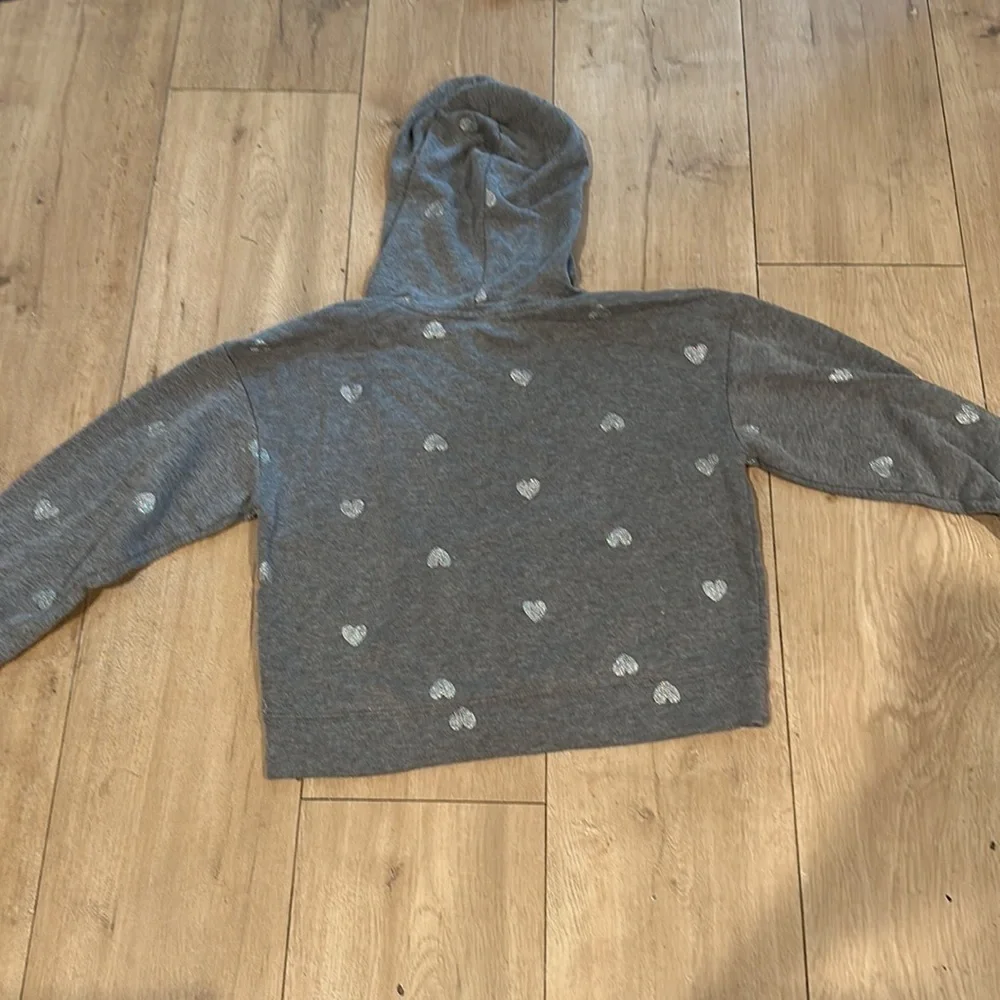 Old Navy girls heart gray hooded sweater, size 8